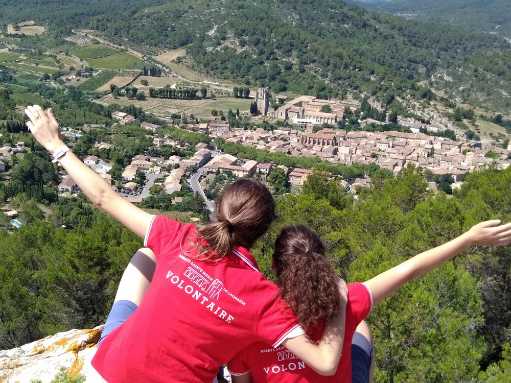 This is a top-view photo of volunteers looking at Lagrasse Abbey from above. Lagrasse Abbey is one of the most prestigious religious monuments in the South of France.